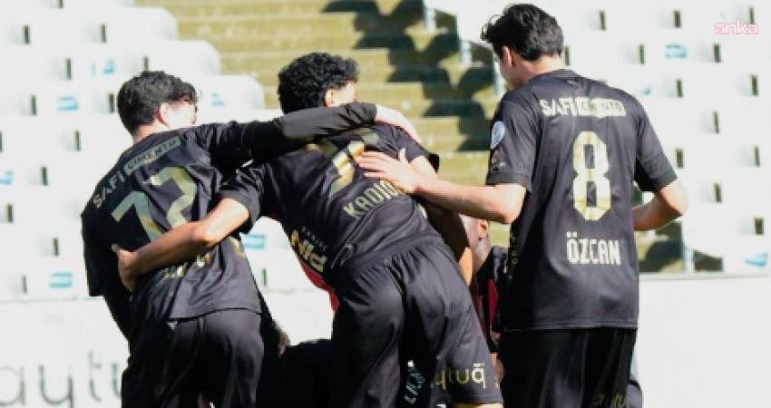 Fatih Karagümrük, Çaykur Rizespor’u 2-1 mağlup etti Trendyol Süper Lig'in 28. haftasında Fatih Karagümrük, Çaykur Rizespor'u 2-1