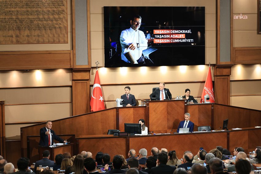 İstanbul Büyükşehir Belediyesi’nin (İBB) 2025 yılı Faaliyet Raporu sunumunu yapan