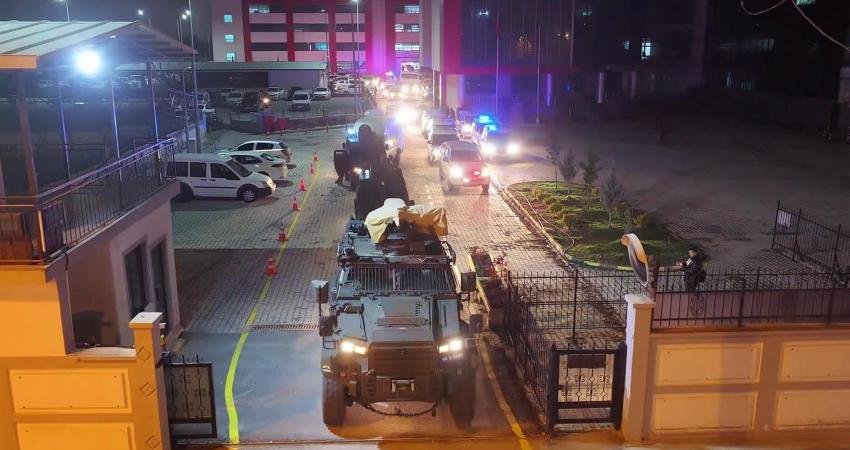 FETÖ/PDY’ye eş zamanlı operasyon: 4 ilde 23 şüpheli yakalandı, 10 kişi tutuklandı Malatya merkezli 4 ilde FETÖ/PDY’ye yönelik düzenlenen eş zamanlı operasyonda,
