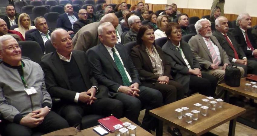 Foça’daki tarım sempozyumunda konuşan Belediye Başkanı Saniye Bora Fıçı, birinci