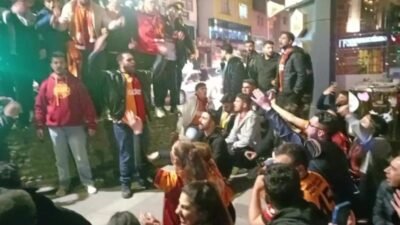 Süper Lig’de Galatasaray’ın Fenerbahçe’yi 3-0 yenmesiyle birlikte Kars’taki Galatasaray taraftarları