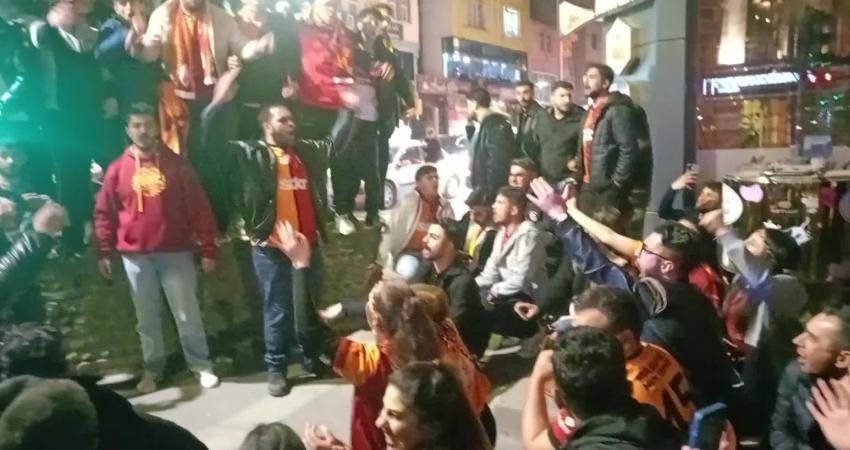 Süper Lig’de Galatasaray’ın Fenerbahçe’yi 3-0 yenmesiyle birlikte Kars’taki Galatasaray taraftarları