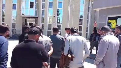 Gaziantep'te Flament Tekstil işçileri, ücretlerini alamadıkları iddiasıyla fabrika önünde protesto