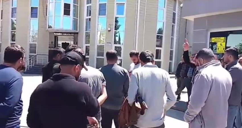 Gaziantep'te Flament Tekstil işçileri, ücretlerini alamadıkları iddiasıyla fabrika önünde protesto