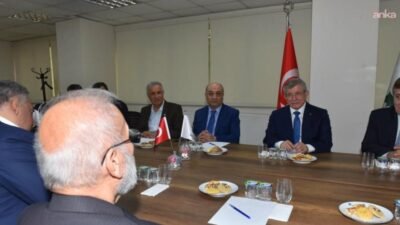 Gelecek Partisi Genel Başkanı Ahmet Davutoğlu, partisinin İstanbul İl Başkanlığı'nda