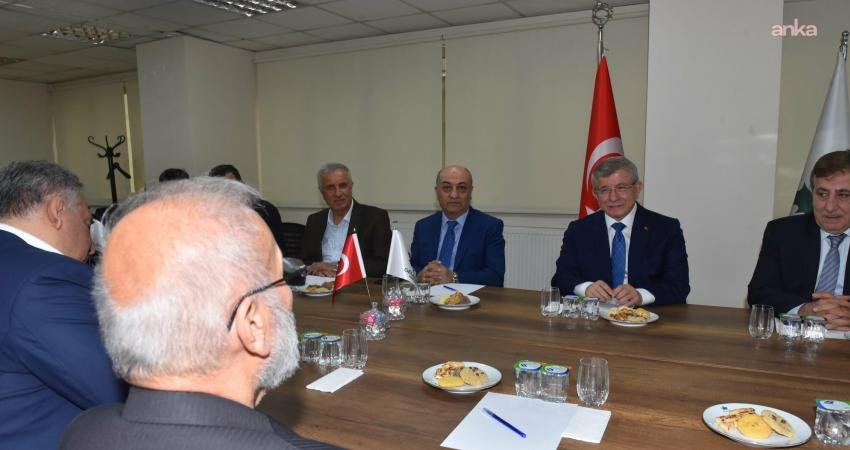 Gelecek Partisi, İran heyetini ağırladı Gelecek Partisi Genel Başkanı Ahmet Davutoğlu, partisinin İstanbul İl Başkanlığı'nda