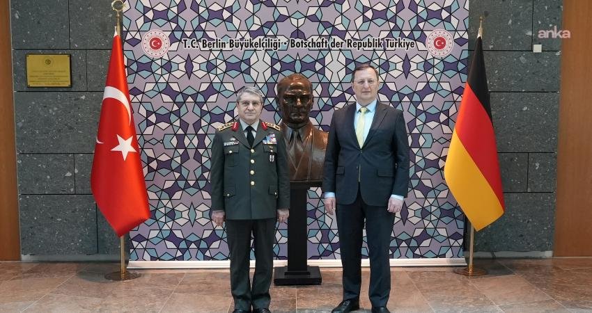 Genelkurmay Başkanı Bayraktaroğlu, Berlin’de temaslarda bulundu Genelkurmay Başkanı Orgeneral Selçuk Bayraktaroğlu, resmi ziyaret kapsamında bulunduğu Almanya’nın