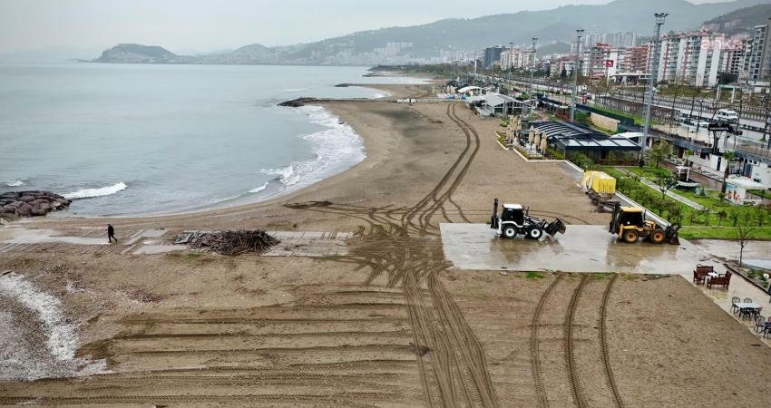 Giresun Belediyesi, kent genelinde yürüttüğü bakım ve onarım çalışmalarına yaz