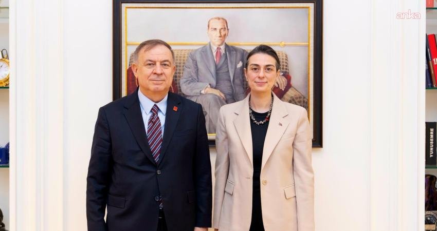 Gökan Zeybek: “Sinem Başkanımızın da Üsküdar Belediyemizin de yanındayız” CHP Genel Başkan Yardımcısı Gökan Zeybek, Üsküdar Belediye Başkanı Sinem