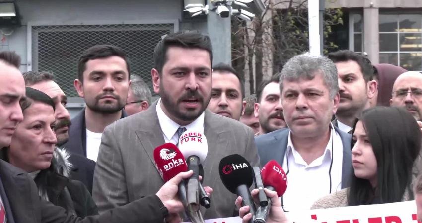 Hakan Çakır davasında dört sanığa müebbet hapis cezası verildi, “suça sürüklenen” iki çocuğun cezasına “yaş küçüklüğü” indirimi uygulandı Ankara’nın Keçiören ilçesinde 23 yaşındaki Hakan Çakır’ın bıçaklanarak hayatını kaybettiği