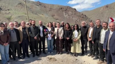 Hakkari'de etkili olan yoğun yağışların ardından şehrin ilçeleri ve Van