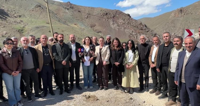 Hakkari'de etkili olan yoğun yağışların ardından şehrin ilçeleri ve Van