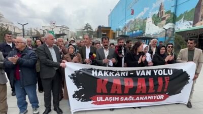 Hakkari'de etkili olan yoğun kar yağışının ardından şehrin ilçeleri ve