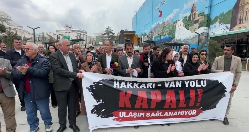 Hakkari'de etkili olan yoğun kar yağışının ardından şehrin ilçeleri ve