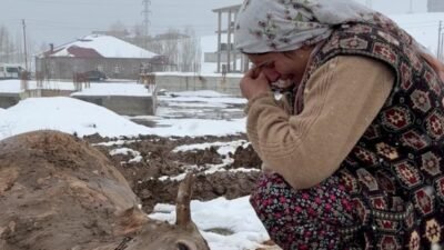 Hakkari’nin Yüksekova ilçesinde etkili olan yoğun karın ağırlığına dayanamayarak çöken