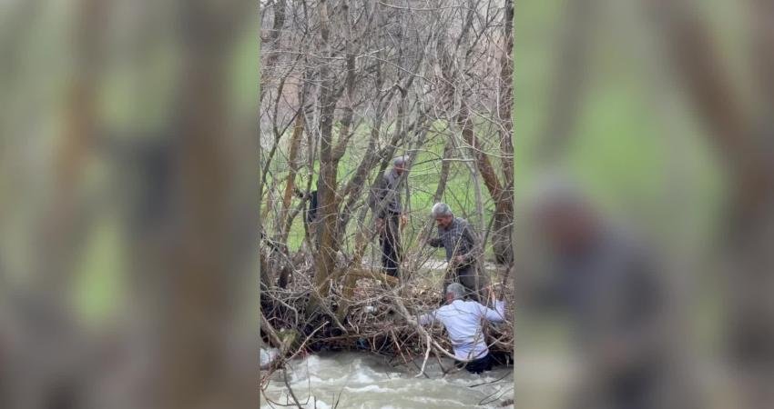 Hakkari’nin Şemdinli ilçesine bağlı Yufkalı Köyü'nde dere kenarında yürüdüğü sırada