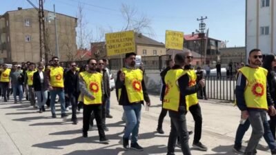 Hakkari'nin Yüksekova ilçesinde son günlerde okullarda yaşanan silahlı saldırılar protesto