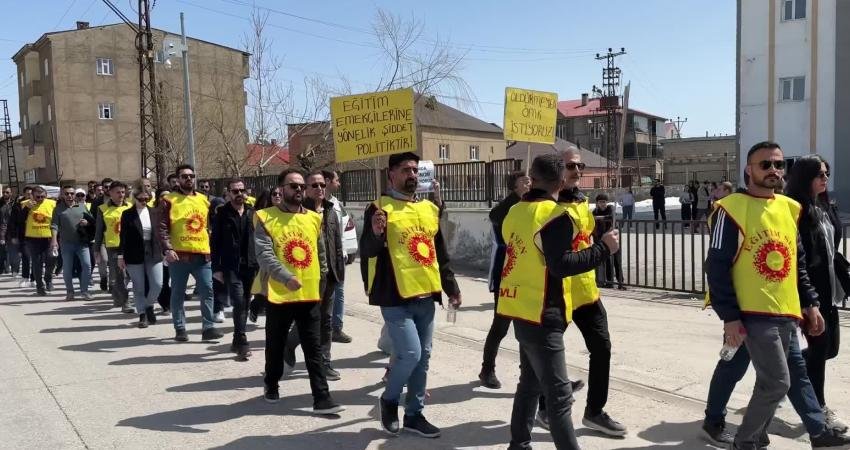 Hakkari'nin Yüksekova ilçesinde son günlerde okullarda yaşanan silahlı saldırılar protesto