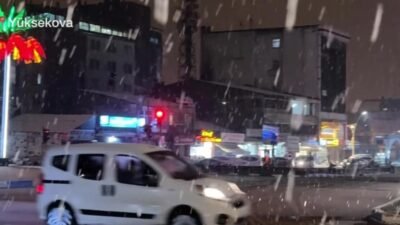 Hakkari’nin Yüksekova ilçesinde akşam saatlerinde etkili olan yağmur, gece saatlerinde