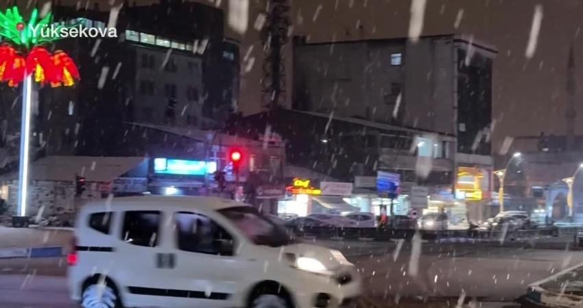 Hakkari’nin Yüksekova ilçesinde akşam saatlerinde etkili olan yağmur, gece saatlerinde