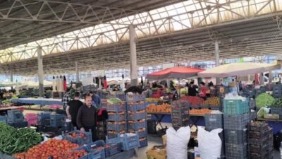 Osmaniye'de semt pazarına alışverişe çıkan vatandaşlar pahalılığına tepki gösterirken esnaf