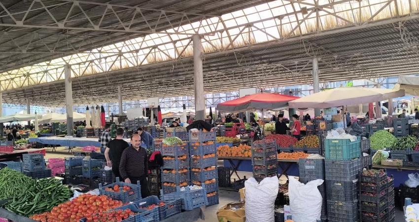 Osmaniye'de semt pazarına alışverişe çıkan vatandaşlar pahalılığına tepki gösterirken esnaf