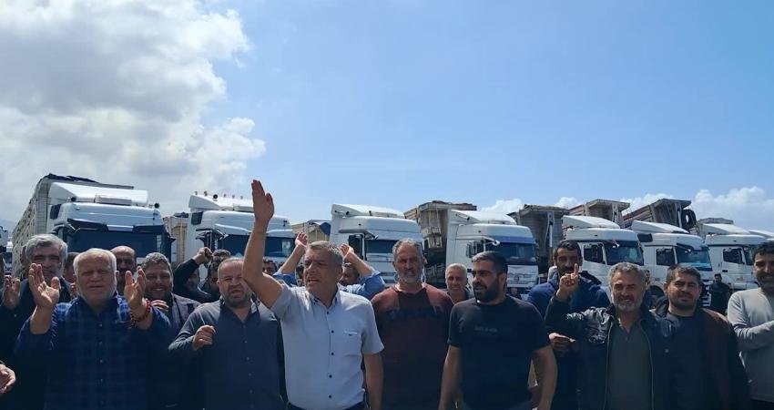 Hatay’dan Irak’a yük taşıyan 800 TIR şoförü kontak kapattı: Çalıştıkça batıyoruz Hatay’ın Payas ilçesinde Irak’a yük taşıyan yaklaşık 800 TIR şoförü,