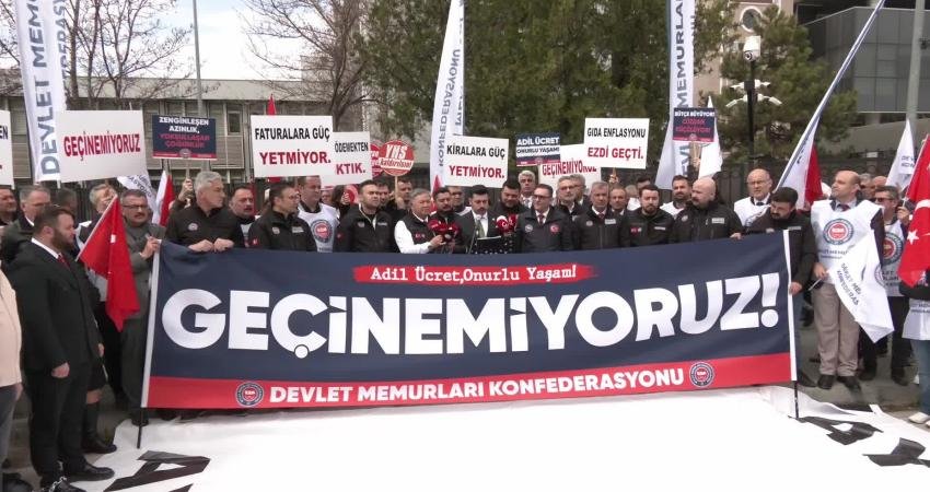 Hazine ve Maliye Bakanlığı önünde ayak bileklerine "fatura, giyim, kira,