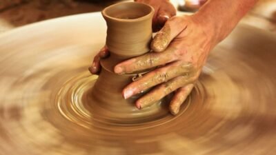 Bugün insanın en büyük meselesi “ne olduğu” değil, “ne olmaya