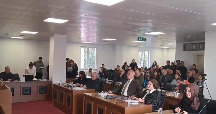 Hopa Belediye Başkanı Cihan: “Engellere, ekonomik ve siyasal kıskaca rağmen projelerimizi hayata geçirmeye çalışıyoruz” Hopa Belediye Başkanı Utku Cihan, belediye meclisinde yaptığı konuşmada bazı