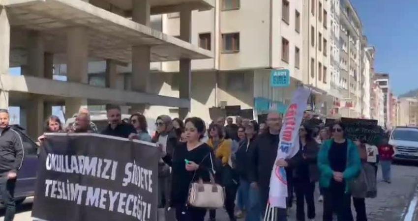 Eğitim-Sen Hopa Şube Başkanı Zeliha Yıldırım, okullarda artan şiddetin münferit