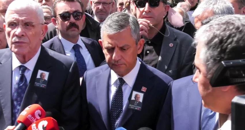 Özgür Özel: “Bilgeliğinden ve siyasete yönelik değerlendirmelerinden her zaman istifade ettik” Eski TBMM Başkanı Hüsamettin Cindoruk için Teşvikiye Camisi’nde öğle namazının