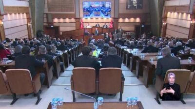 İstanbul Büyükşehir Belediye (İBB) Meclisi’nde divan kâtipliği seçimi sırasında “mühürsüz
