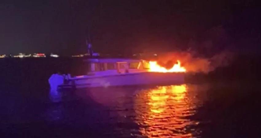 İçişleri Bakanlığı: İstanbul’da teknede çıkan yangında 4 vatandaşımız Sahil Güvenlik ekiplerimizce tahliye edildi İçişleri Bakanlığı'ndan yapılan açıklamada, İstanbul'un Kadıköy ilçesinde teknede çıkan yangında