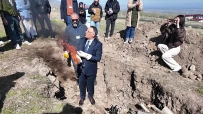 Iğdır Üniversitesi’nde düzenlenen “Çukur Pişirimi” atölyesinde yaklaşık 70 seramik eser