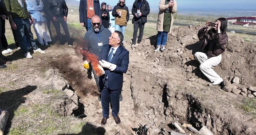 Iğdır Üniversitesi’nde düzenlenen “Çukur Pişirimi” atölyesinde yaklaşık 70 seramik eser