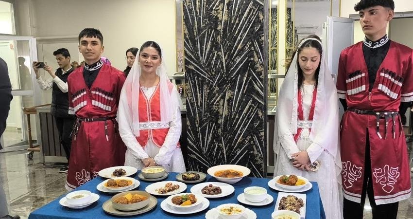 Iğdır’da Turizm Haftası kapsamında düzenlenen "İki Nesil Bir Lezzet" yemek