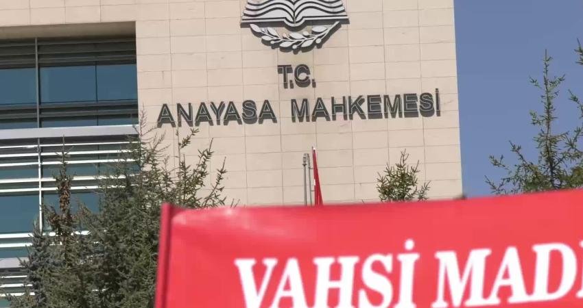 İkizköylüler, Akbelen için AYM önünde… Tutuklu Esra Işık’ın annesi Nejla Işık: “Yürütmeyi durdurma verilmesini, acele kamulaştırmanın iptalini talep ediyoruz” Muğla'nın Milas İlçesinde Akbelen Ormanı çevresindeki tarım arazilerinin acele kamulaştırma