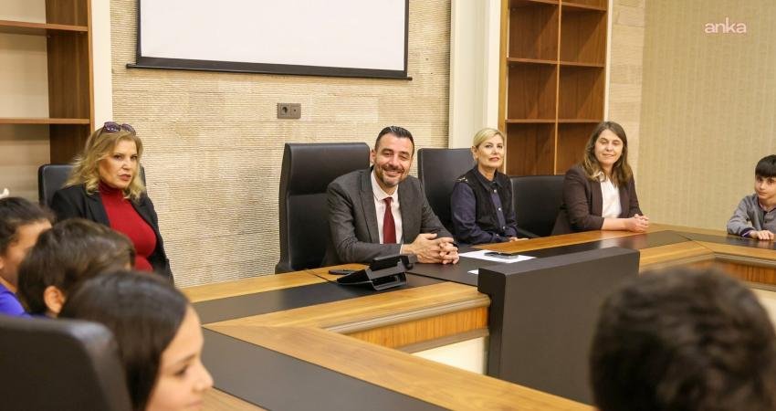 Manavgat’ta ilkokul öğrencileri, “Yerel Yönetimler” dersi kapsamında Manavgat Belediyesi’ni ziyaret