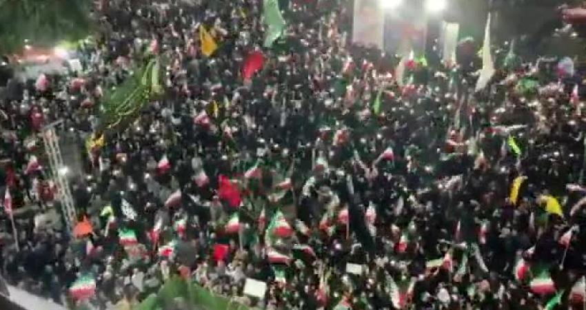 İran’da Trump’ın tehditleri sonrası protestolar: Kritik altyapı tesislerinde insanlar koruma zincirleri oluşturdu İran’da, "ABD Başkanı Donald Trump’ın enerji santralleri ve köprüleri hedef