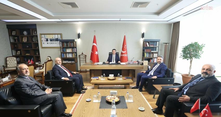 İstanbul Taksiciler Esnaf Odasından Arıkan ve Babacan’a ziyaret İstanbul Taksiciler Esnaf Odası heyeti, Saadet Partisi Genel Başkanı Mahmut Arıkan