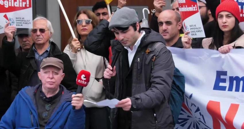 İstanbul’da “NATO” protestosu: “Ankara’da NATO toplantısı istemiyoruz” İstanbul'da NATO'nun kuruluşunun 77. yıl dönümü nedeniyle eylem yapıldı. Beyoğlu Gümüşsuyu’nda