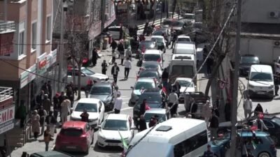 İstanbul'da, Zeynebiye Hareketi Gençlik Merkezi tarafından İran’a destek amacıyla araçlarla