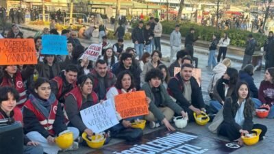 Türkiye İşçi Partili gençler Beşiktaş'ta baretli oturma eylemi yaptı, Ankara'da