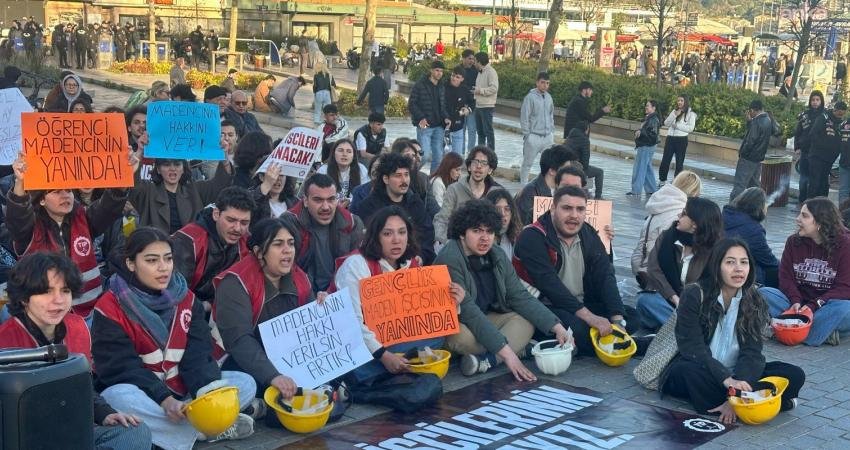 Türkiye İşçi Partili gençler Beşiktaş'ta baretli oturma eylemi yaptı, Ankara'da