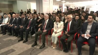 İzmir’de üniversite öğrencileriyle buluşan İYİ Parti Genel Başkanı Müsavat Dervişoğlu, “İktidara geldiğimiz