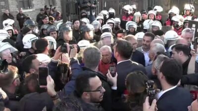 İzmir Büyükşehir Belediye Başkanı Cemil Tugay, sabah saatlerinde polis ablukasına