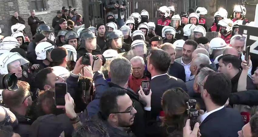 İzmir Büyükşehir Belediye Başkanı Cemil Tugay, sabah saatlerinde polis ablukasına