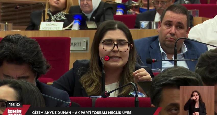 İzmir Büyükşehir Belediyesi’nin 2025 yılı faaliyet raporunun görüşüldüğü meclis toplantısında,