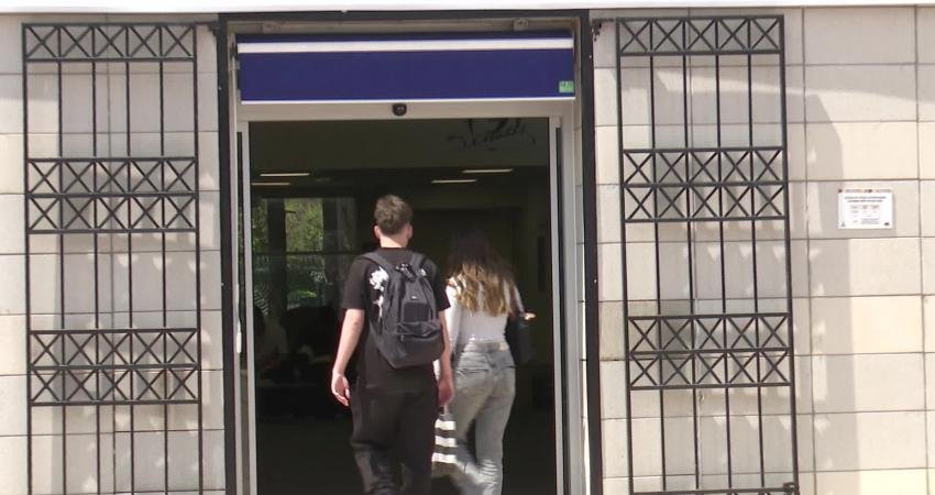 İzmir Büyükşehir Belediyesi’nin Kültürpark’ta hizmete açtığı Hasan Ali Yücel Kütüphanesi;